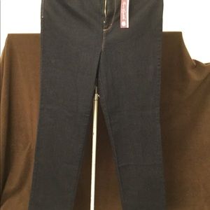 NWT SLIMMING TAPERED LEG DARK JEANS 👩